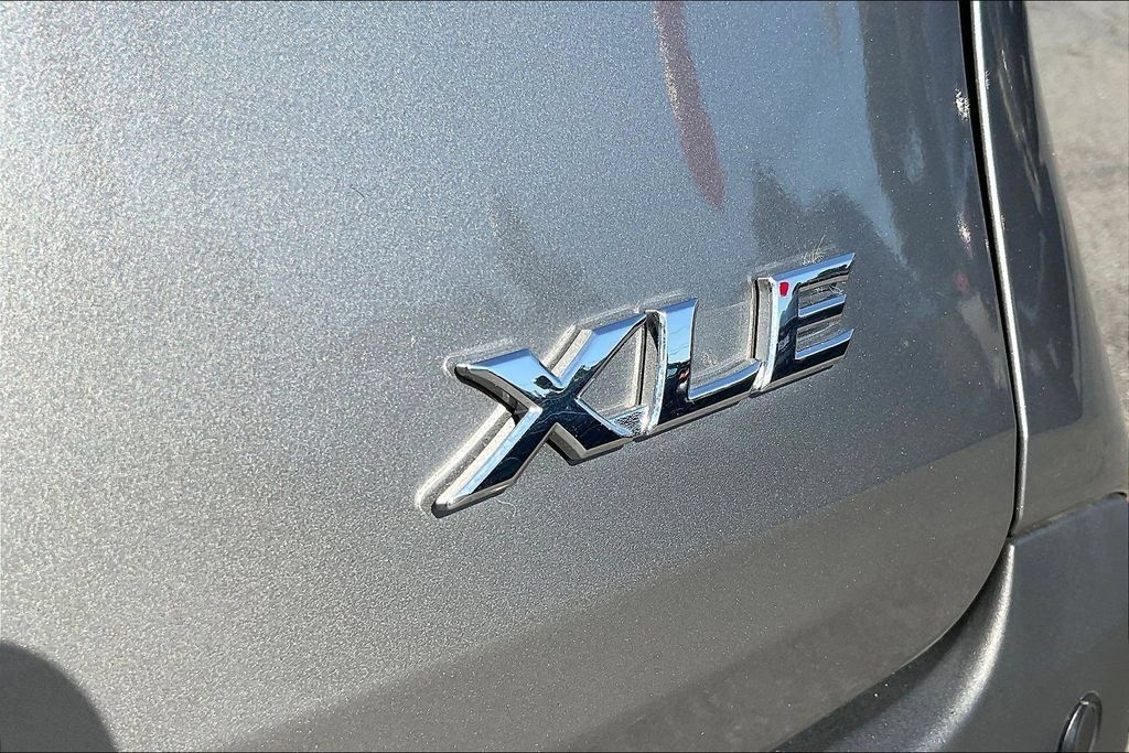 Used 2026 Toyota Sienna XLE FWD image 24