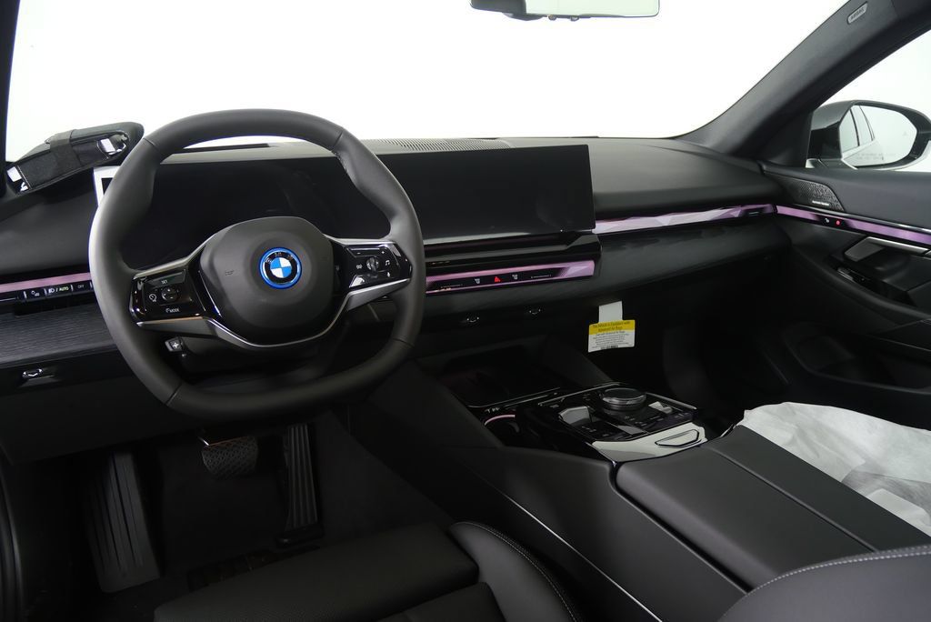 Used 2026 BMW i5 eDrive40 w/ Premium Package RWD image 16