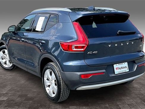 Used 2022 Volvo XC40 T5 Momentum image 4