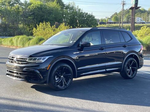 Certified 2024 Volkswagen Tiguan SE R-Line image 3