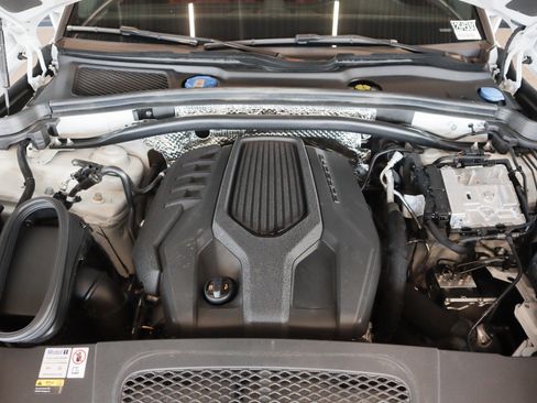 Certified 2023 Porsche Macan AWD/4WD image 24