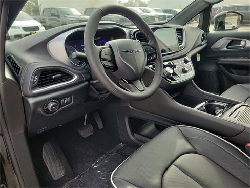 New 2026 Chrysler Pacifica Limited image 16