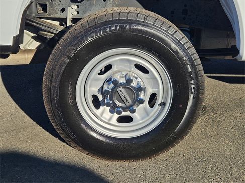 Used 2024 Ford F250 XL w/ XL Chrome Package image 9