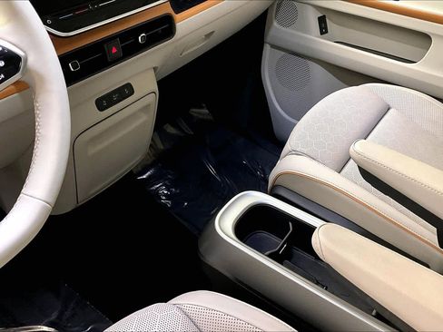 Used 2025 Volkswagen ID. Buzz 1st Edition image 17