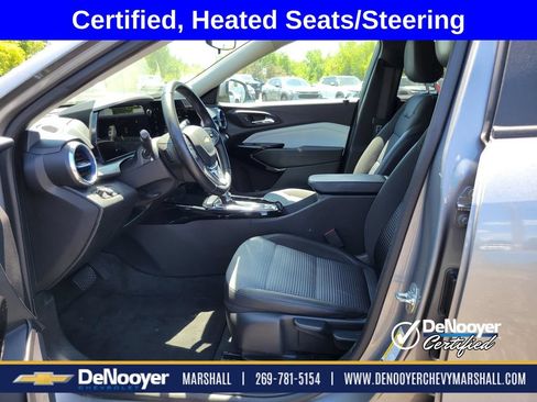 Used 2025 Chevrolet Trax LT w/ LT Convenience Package FWD image 9