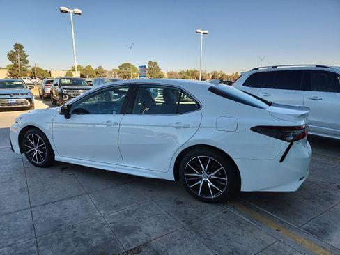 Used 2023 Toyota Camry SE image 4