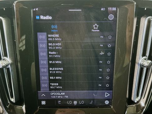 Used 2025 Volvo XC40 B5 Plus image 21