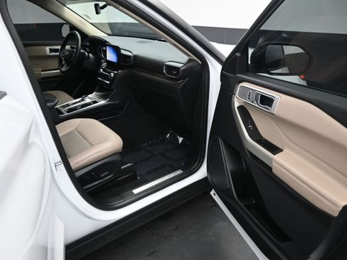 Used 2021 Ford Explorer Limited w/ Equipment Group 301A image 11