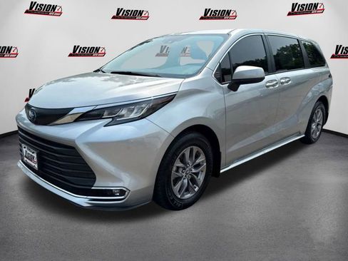 Used 2022 Toyota Sienna XLE image 1