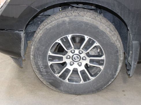 Used 2022 Nissan Titan SV w/ SV Convenience Package image 36