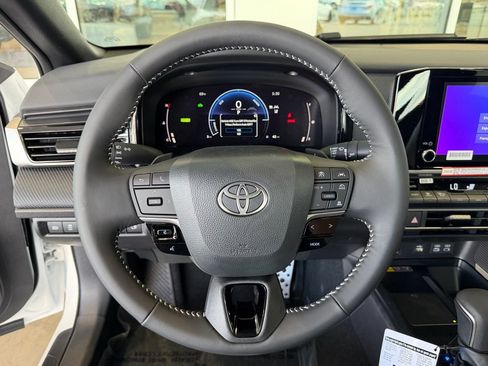 Used 2026 Toyota Camry Hybrid FWD image 19