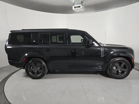 Used 2023 Land Rover Defender 130 X-Dynamic SE image 4