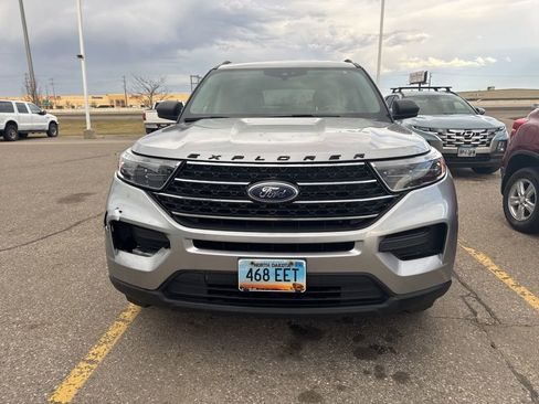 Used 2020 Ford Explorer XLT image 2