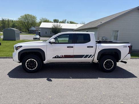 Certified 2024 Toyota Tacoma TRD Off-Road AWD/4WD image 6