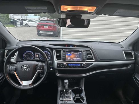 Used 2019 Toyota Highlander XLE FWD image 14