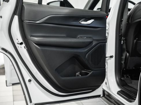 New 2025 Jeep Grand Cherokee L Altitude image 37