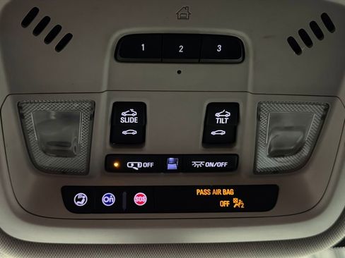 Used 2021 Chevrolet Traverse RS image 38