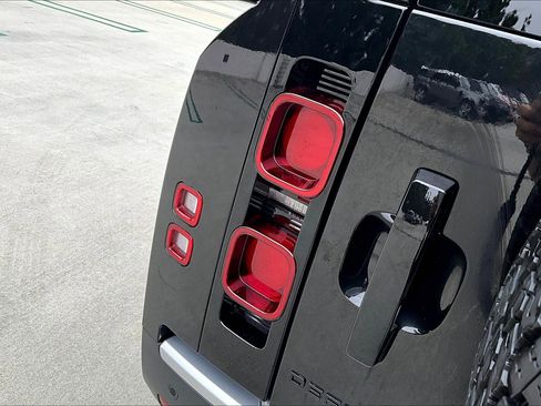 Used 2024 Land Rover Defender 110 SE image 31