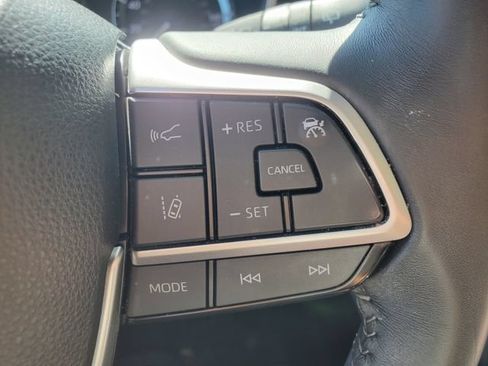 Used 2023 Toyota Highlander XLE AWD/4WD image 24