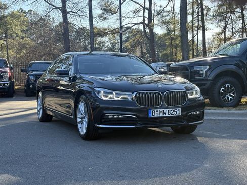 Used 2018 BMW 750i image 1