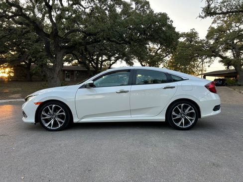 Used 2019 Honda Civic Touring image 4