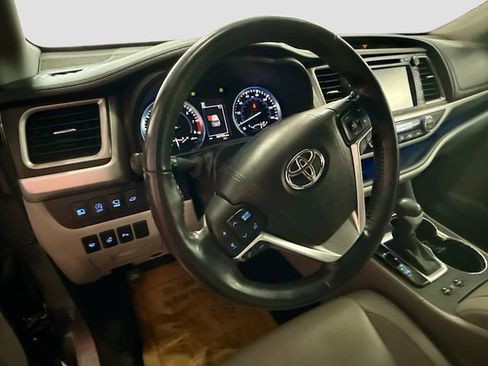 Used 2017 Toyota Highlander Limited Platinum image 12