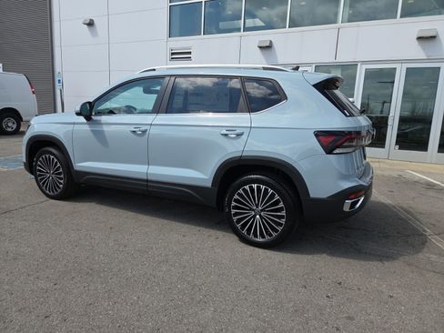 New 2026 Volkswagen Taos SE FWD image 11
