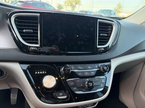 Used 2023 Chrysler Pacifica Touring-L FWD image 11