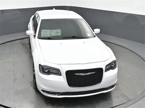 Used 2019 Chrysler 300 S image 45