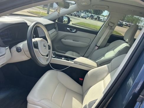 Used 2024 Volvo XC60 B5 Plus image 8