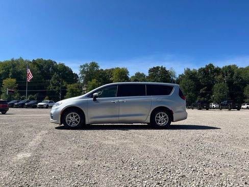 Used 2023 Chrysler Pacifica Touring-L FWD image 16