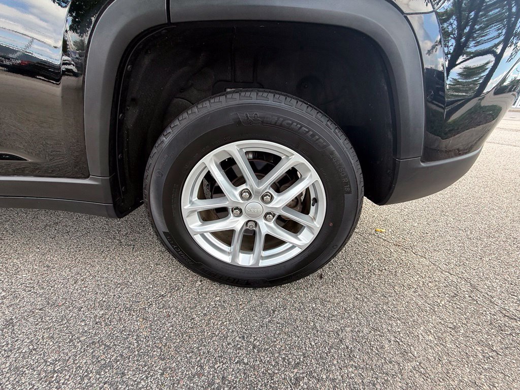 Used 2023 Jeep Grand Cherokee Laredo X AWD/4WD image 32