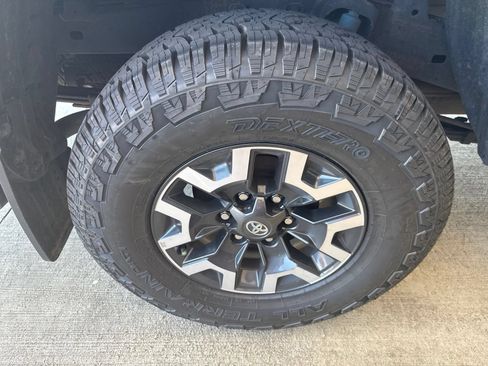 Used 2022 Toyota Tacoma TRD Off-Road w/ Black Out Package (TMS) AWD/4WD image 23