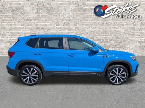 Certified 2022 Volkswagen Taos SE FWD image 3