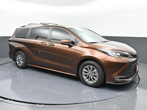 Used 2023 Toyota Sienna XLE image 2