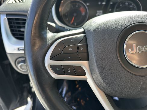 Used 2018 Jeep Cherokee Trailhawk AWD/4WD image 19