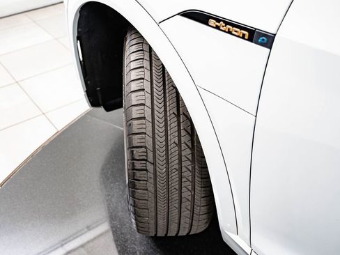 Used 2022 Audi e-tron Premium Plus w/ Premium Plus Package AWD/4WD image 48