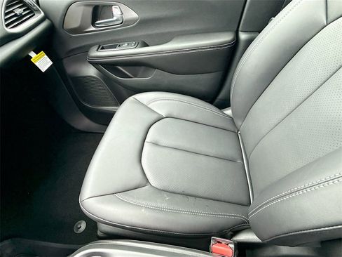 New 2026 Chrysler Pacifica Select image 23