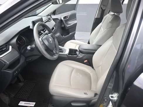 Used 2022 Toyota RAV4 LE image 9