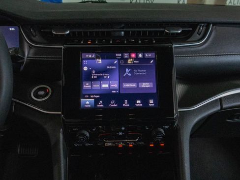 Used 2023 Jeep Grand Cherokee Altitude AWD/4WD image 4