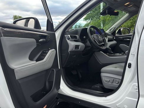 Used 2026 Toyota Highlander Platinum AWD/4WD image 2