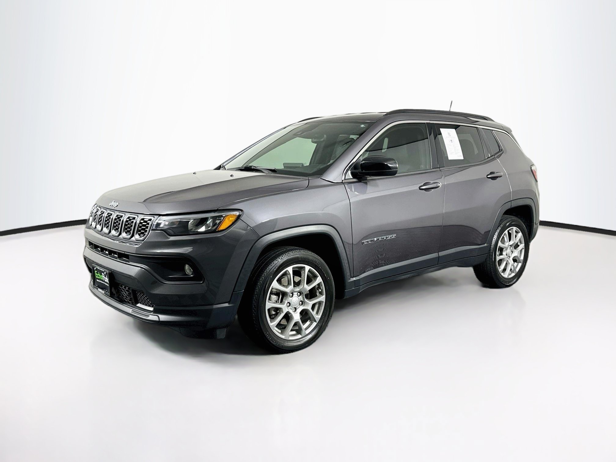 Used 2024 Jeep Compass Latitude AWD/4WD image 3
