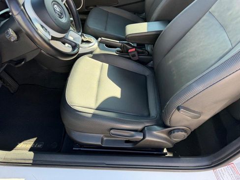 Used 2018 Volkswagen Beetle 2.0T SE FWD image 19