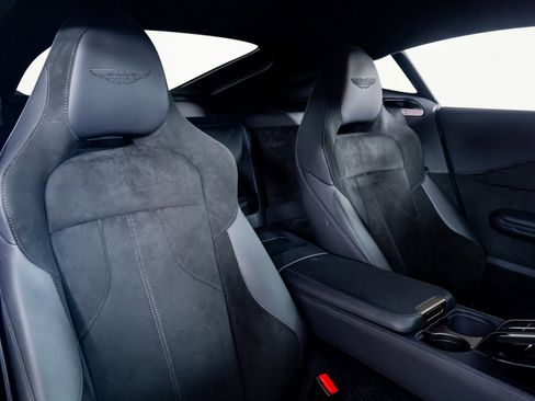 Used 2025 Aston Martin V8 Vantage Coupe image 21