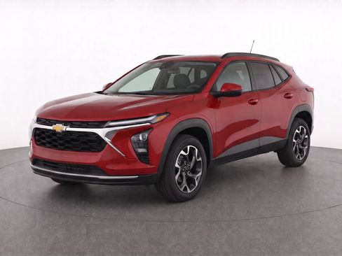 Used 2024 Chevrolet Trax LT w/ Driver Confidence Package FWD image 3