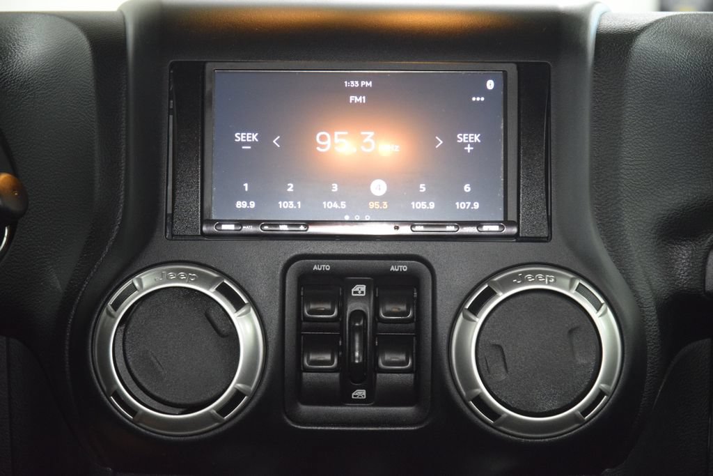 Used 2017 Jeep Wrangler Unlimited Rubicon w/ Connectivity Group AWD/4WD image 31