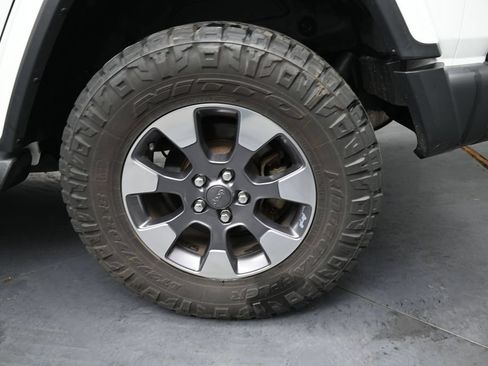 Used 2018 Jeep Wrangler Unlimited Sahara AWD/4WD image 12
