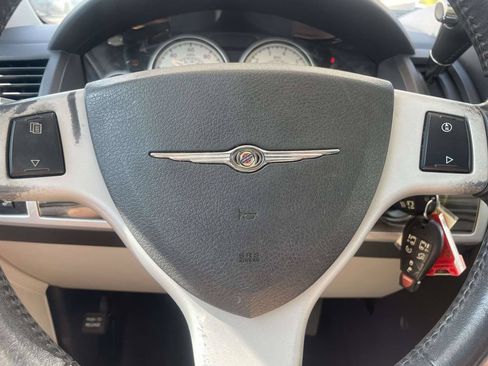 Used 2010 Chrysler Town & Country Touring FWD image 20
