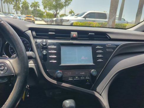 Used 2019 Toyota Camry SE FWD image 10