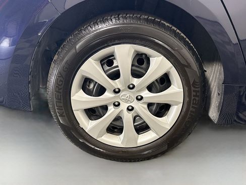 Used 2025 Toyota Corolla LE image 32